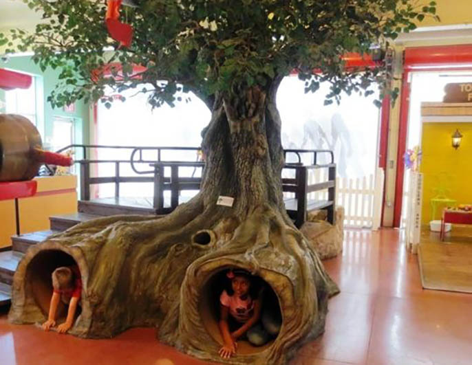 利用仿真樹(shù)裝修的餐廳別具一格