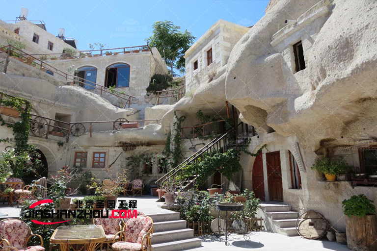 人造仿真巖洞客棧民宿是舉辦小型聚會派對的好地方