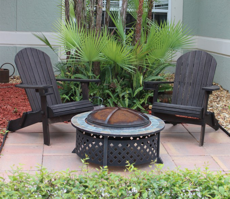用阿迪朗達(dá)克椅子和火坑在植物花園創(chuàng)造一個(gè)休息區(qū)