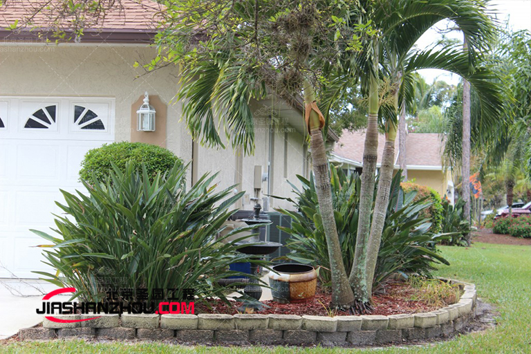 用人造室外仿真樹植物隱藏空調(diào)等設備是佳的方法