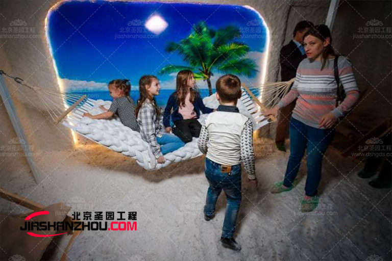 仿真洞穴主題兒童鹽療房使用豐富的色調(diào)吸引了孩子的目光