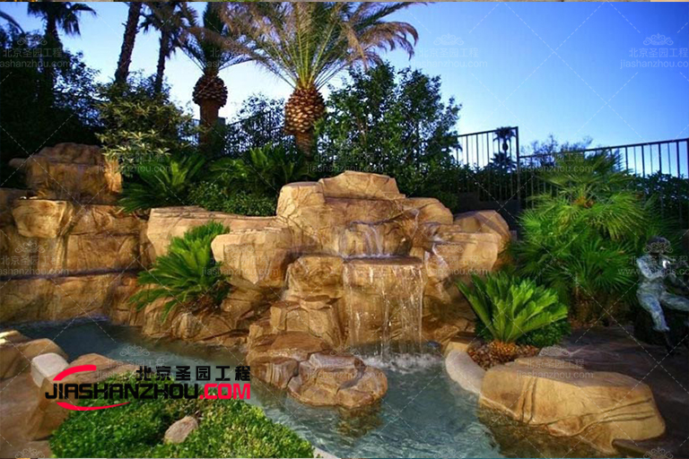 在塑石假山水池廣闊水景現(xiàn)代住宅欣賞令人驚嘆的日落