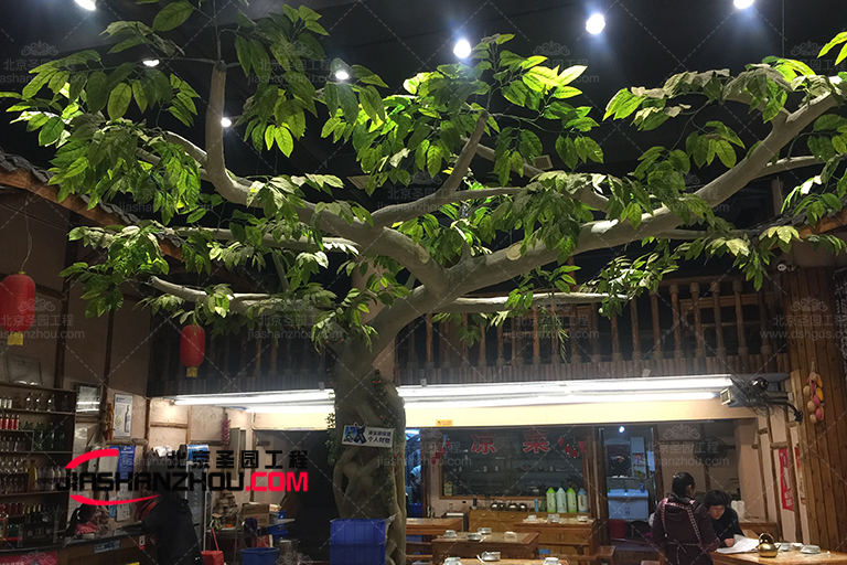 無錫市龍崖灣時(shí)尚餐廳水泥仿真樹工程施工中