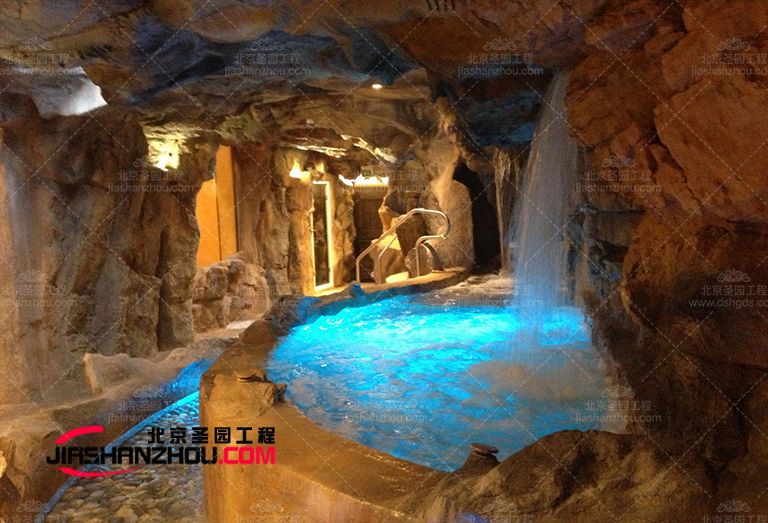蚌埠市巴拉巴拉育兒中心室內(nèi)塑石假山水池制作中