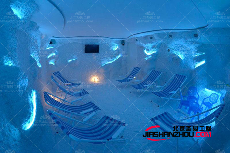 藍棕色組合為養(yǎng)生鹽療酒店營造出涼爽又溫暖的感覺