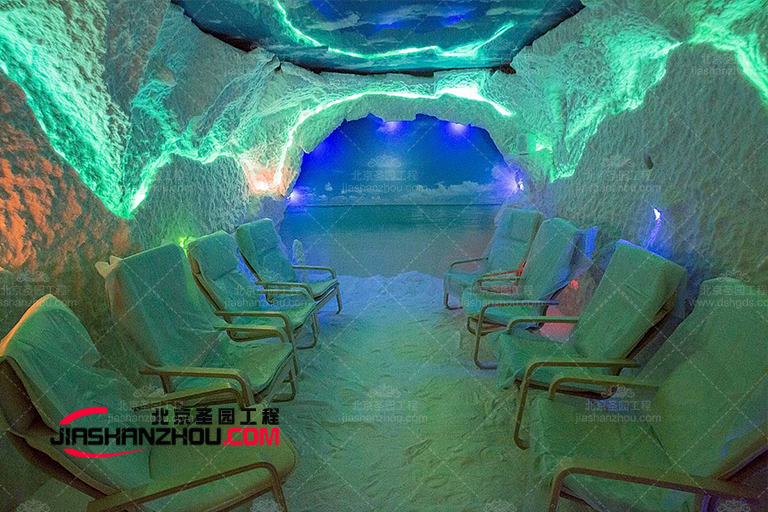 淺色調(diào)鹽墻壁使養(yǎng)生鹽療酒店看起來十足小清新