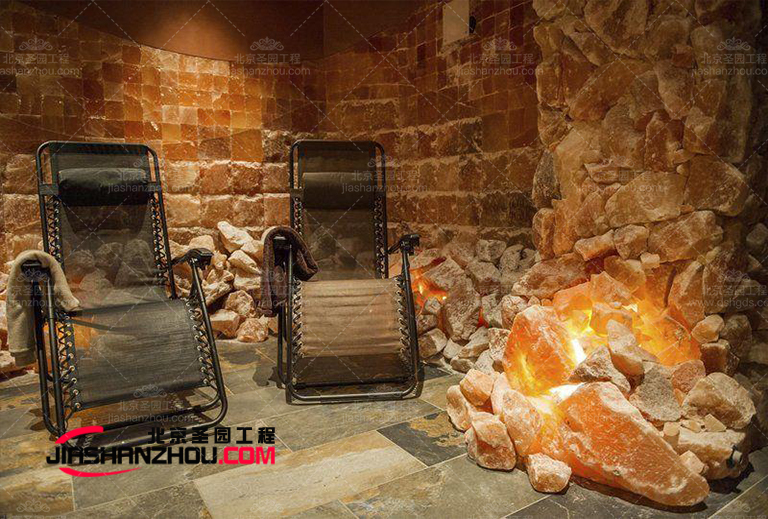 鹽洞汗蒸鹽療房間有一種富麗堂皇和復(fù)古的感覺(jué)