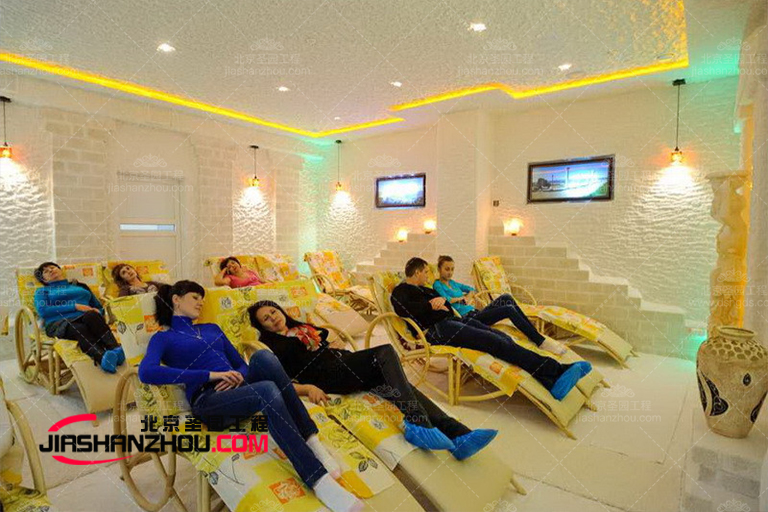 全白配色搭配銀色點(diǎn)綴讓鹽洞汗蒸鹽療房空間顯得特而致