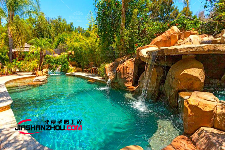 這種現(xiàn)代塑石假山水池景觀設(shè)計才是真正的休閑勝地