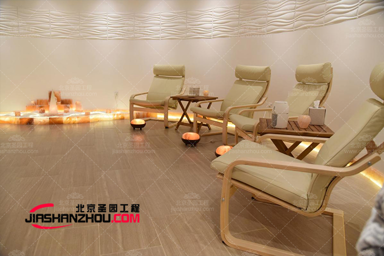 畫廊中的優(yōu)雅豪華鹽洞汗蒸鹽療房展示了設(shè)計師的理念