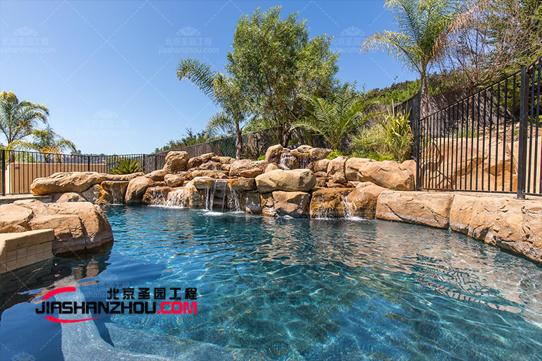 福建龍泉山莊塑石假山水池景觀制建設(shè)施工中