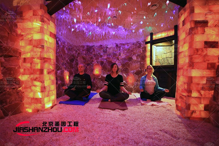 人造喜馬拉雅鹽療房深粉色的墻壁營(yíng)造出一種甜蜜的感覺(jué)