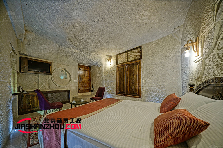 線條流暢的仿真窯洞民宿是一種非常現(xiàn)代簡約的設(shè)計方式