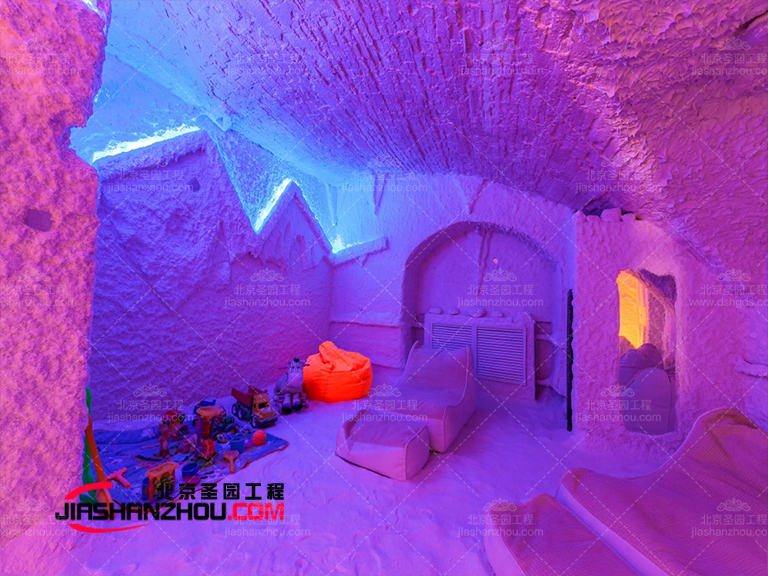 淺色視覺(jué)元素和不同紋理使仿真鹽洞鹽療酒店打破常規(guī)配色