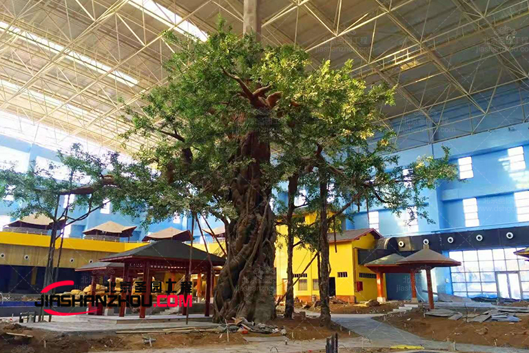 室內(nèi)仿真樹郁郁蔥蔥的綠色外觀令人印象深刻