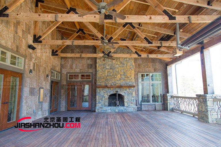 綠色民俗仿真樹皮屋民宿給人一種干凈利落的外觀