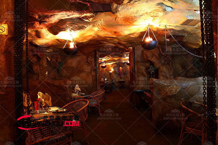 簡(jiǎn)單造型配色方案的仿天然洞穴酒吧卻散發(fā)出正式優(yōu)雅的氣息