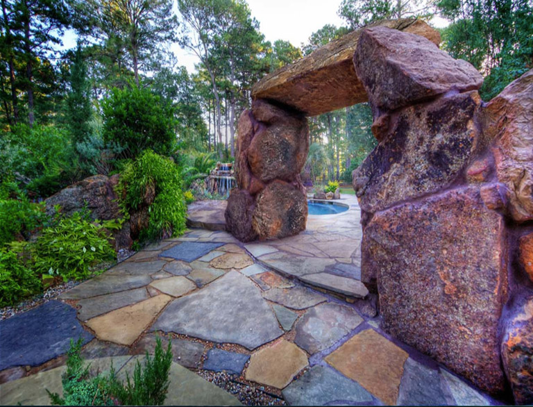 湛水泥塑石假山具到底有哪些特點(diǎn)？