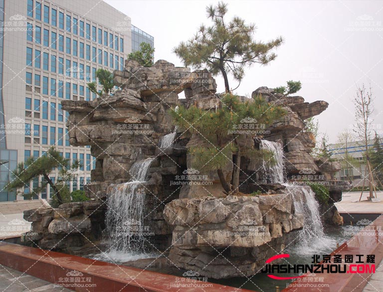 塑石假山表面處理手法各不相同，表現出的效果也不同