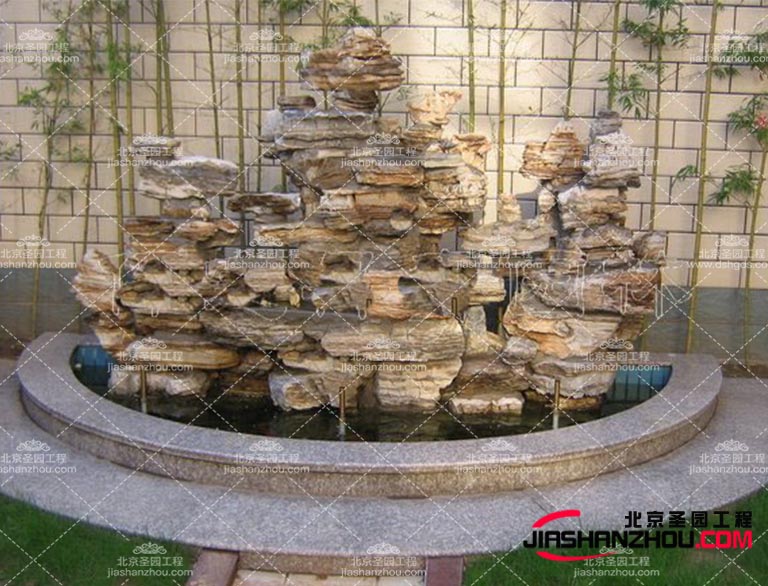 塑石假山是不可或缺的一部分, 為園景增加藝術(shù)感和美觀(guān)感