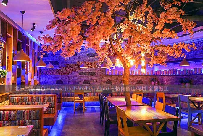 大型仿真樹裝飾我們?nèi)绾芜x擇呢？大型仿真樹裝飾用于哪些地方？