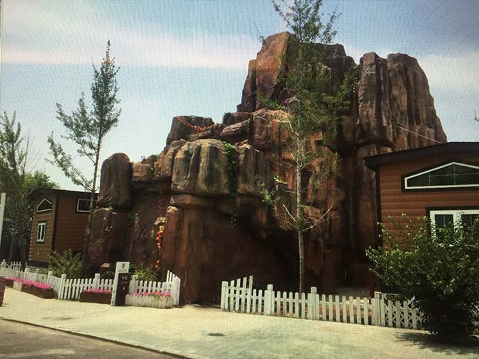 水泥假山可以營(yíng)造出理想的園林建筑氣勢(shì)磅礴的景觀