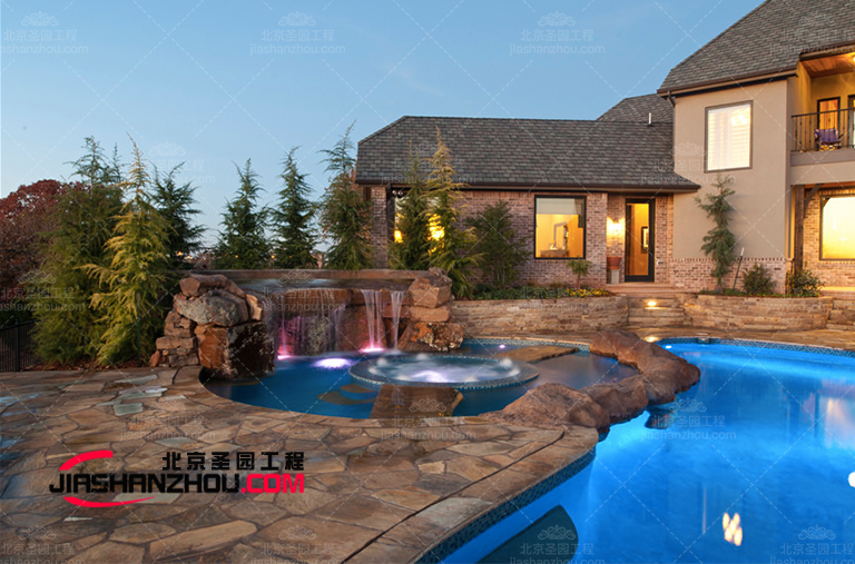 塑石假山和周?chē)G化環(huán)境的映襯下形成絢麗多彩的景觀