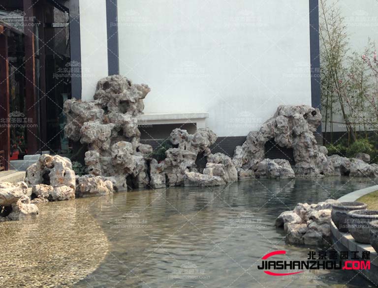 其實(shí)塑石假山是一種藝術(shù)來(lái)源于中國(guó)的古代園林景觀藝術(shù)