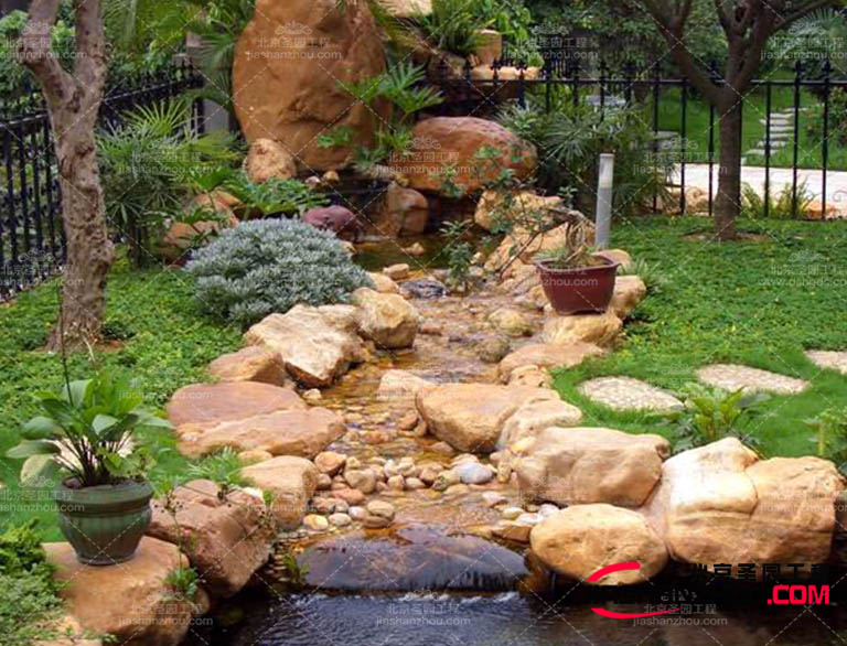 塑石假山可以模仿自然山石的形態(tài)和紋理，用于園林景觀中