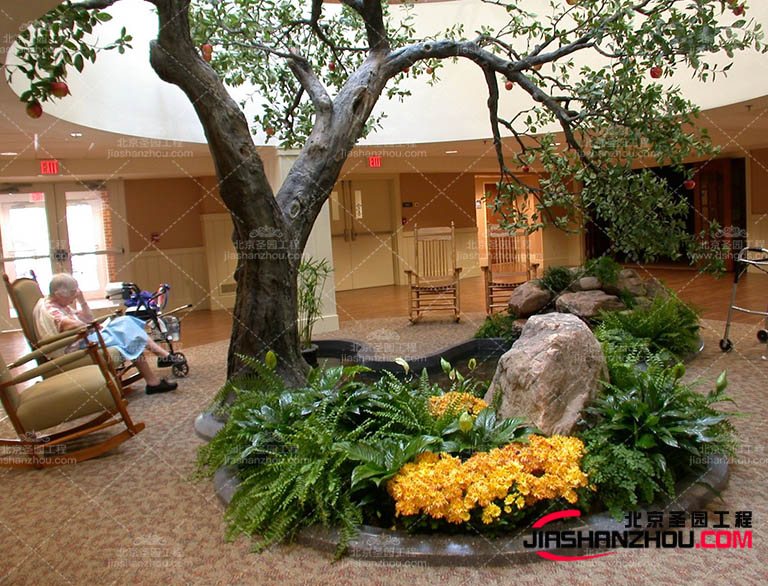 仿真樹是人造樹，通常由塑料、絲綢、金屬等材料制成