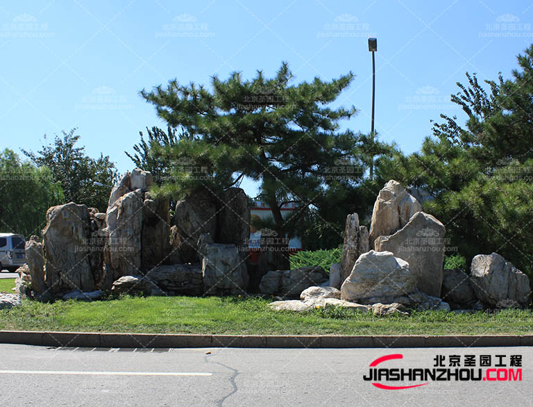如今的塑石假山一般是根據(jù)現(xiàn)場(chǎng)與客戶的實(shí)際環(huán)境、欣賞要求