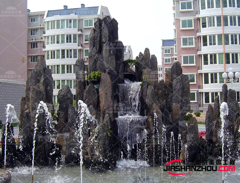 塑石假山的制作工藝相對(duì)的比較復(fù)雜，需要經(jīng)過(guò)多個(gè)環(huán)節(jié)