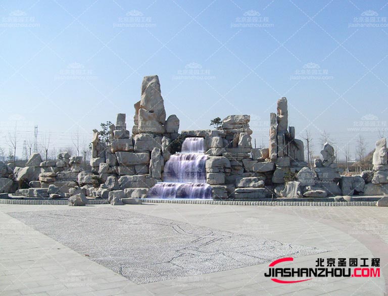 一座座的塑石假山都是模擬出的自然巖石形態(tài)創(chuàng)造出來(lái)的假山