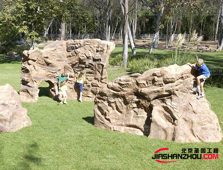 塑石假山制作的材料具有耐久性，表面不易弄臟