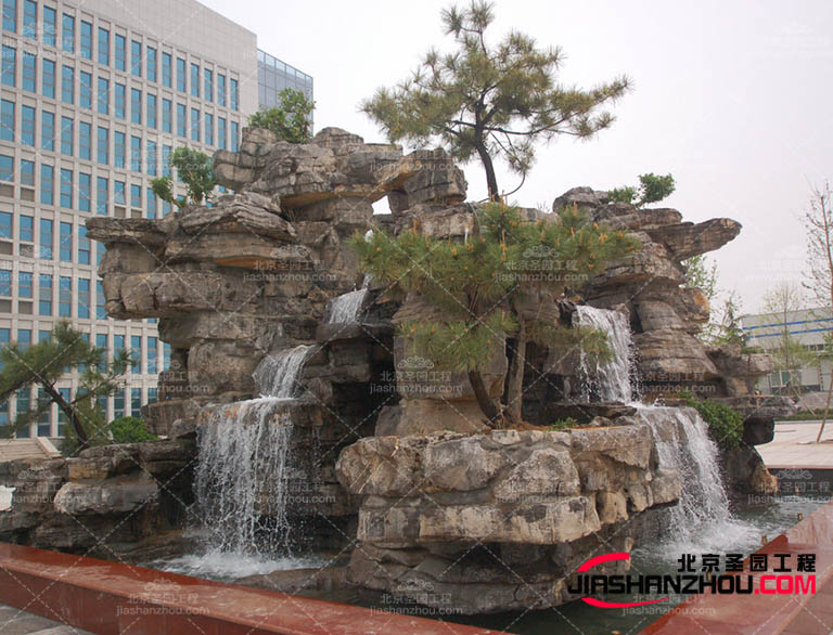 在如今的現(xiàn)代的塑石假山的材料很多都是用水泥進(jìn)行制作的