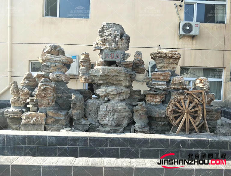 塑石假山形態(tài)變化多樣：塑石假山的制作工藝非常靈活