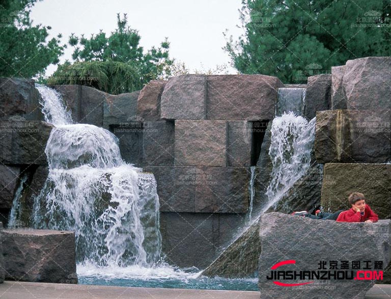 塑石假山可以為園林景區(qū)引入多的自然元素，增加植被覆蓋