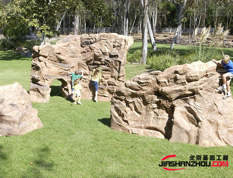 進行詳細的溝通和交流確定塑石假山的設(shè)計方案和生產(chǎn)工藝