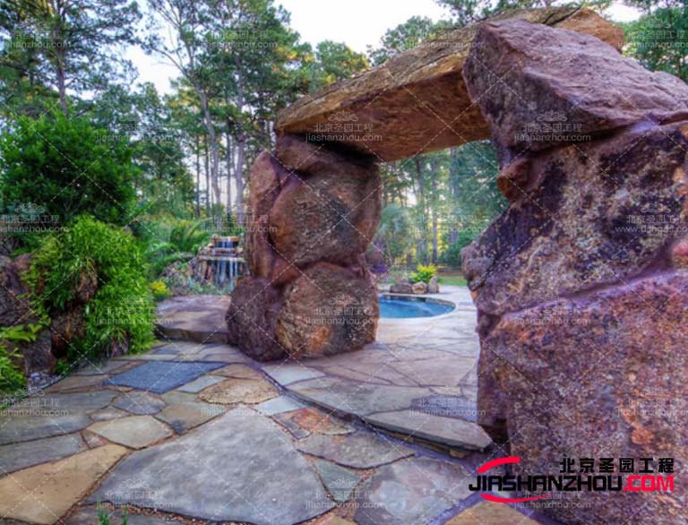 同時(shí)，塑石假山的燈光設(shè)計(jì)也要考慮到環(huán)保和節(jié)能的問(wèn)題