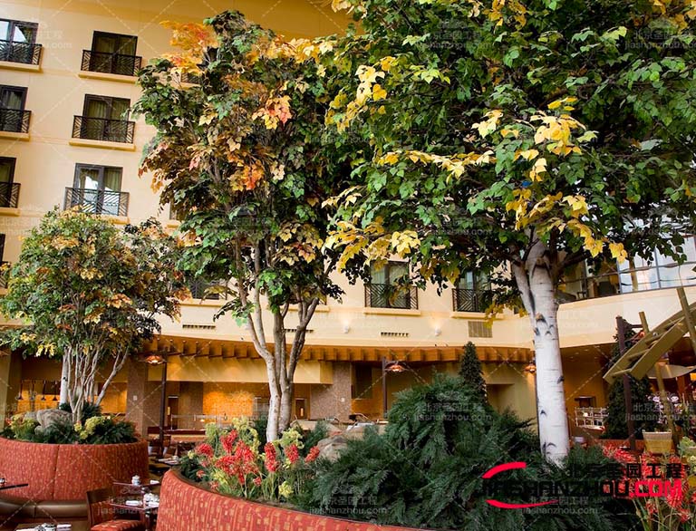 仿真樹可以節(jié)省資源和時(shí)間，因?yàn)樗鼈儾恍枰ㄆ跐菜?></a></ul>
      <ul class=