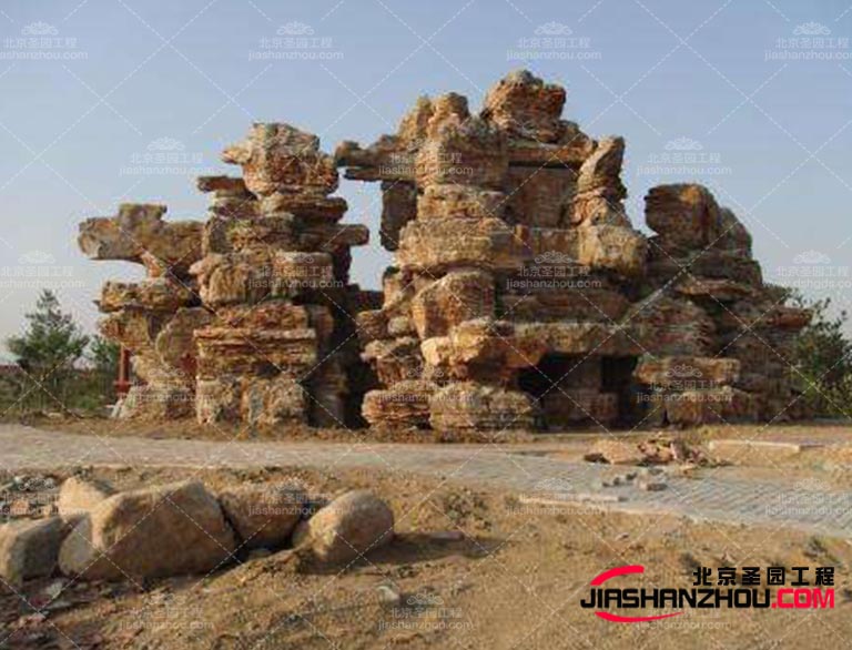 塑石假山是古代與現(xiàn)代藝術(shù)為一體的藝術(shù)設(shè)計(jì)，加的宏偉