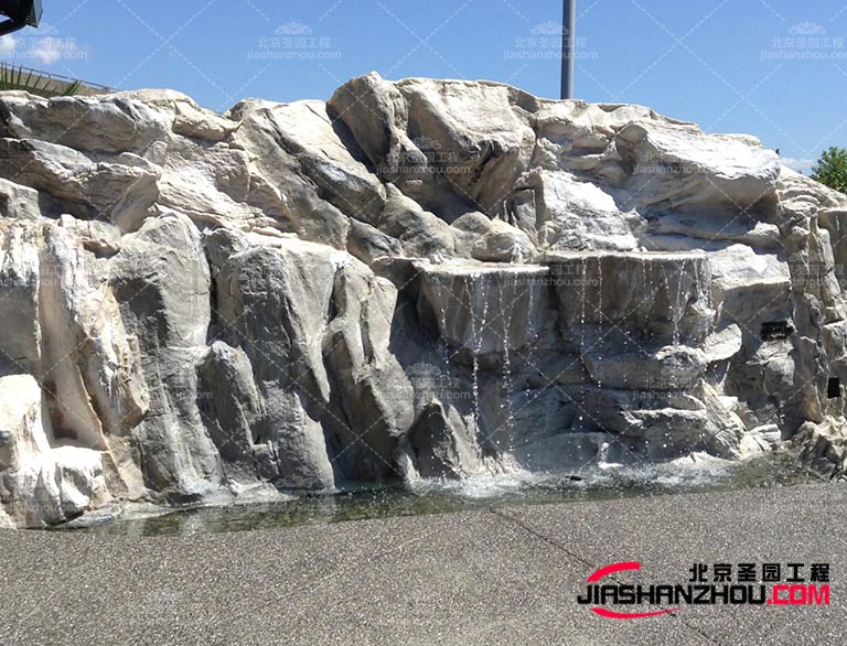 如公園、商場等地方建造塑石假山景觀讓多人有機會欣賞