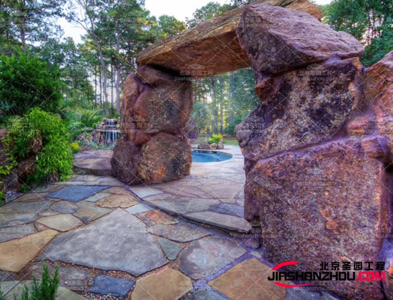 塑石假山也可以成為城市公園、企事業(yè)單位等場所的景觀裝飾