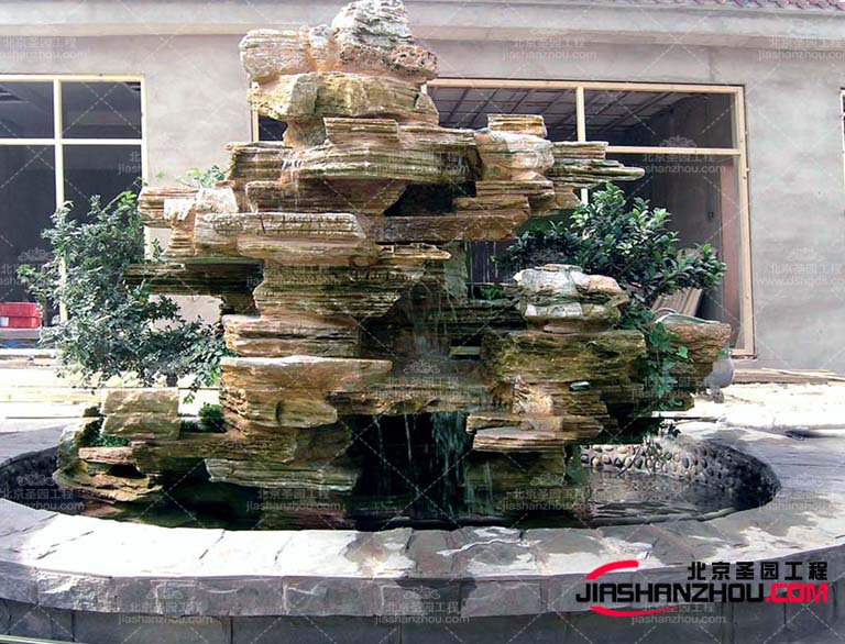 在制作塑石假山的過(guò)程中除了要考慮其美觀(guān)外還要其牢固