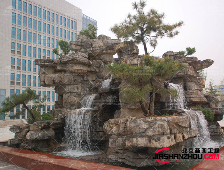 在制作塑石假山時(shí)可以采用以下步驟來(lái)提高其牢固度和安全性