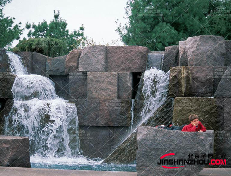后塑石假山的美觀(guān)性也很重要，需要根據(jù)場(chǎng)地環(huán)境