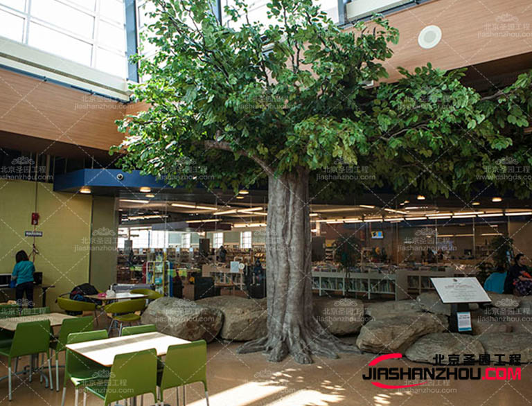 再者，仿真樹(shù)可以在任何季節(jié)或者場(chǎng)合使用不受環(huán)境影響