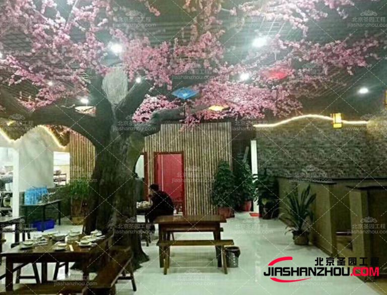 采用仿真樹(shù)可以避免砍伐原木，減少對(duì)自然資源的消耗