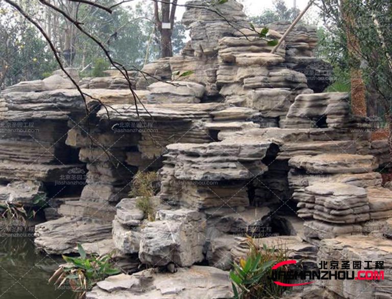 其次，需要考慮塑石假山的形狀和結(jié)構(gòu)包括大小比例