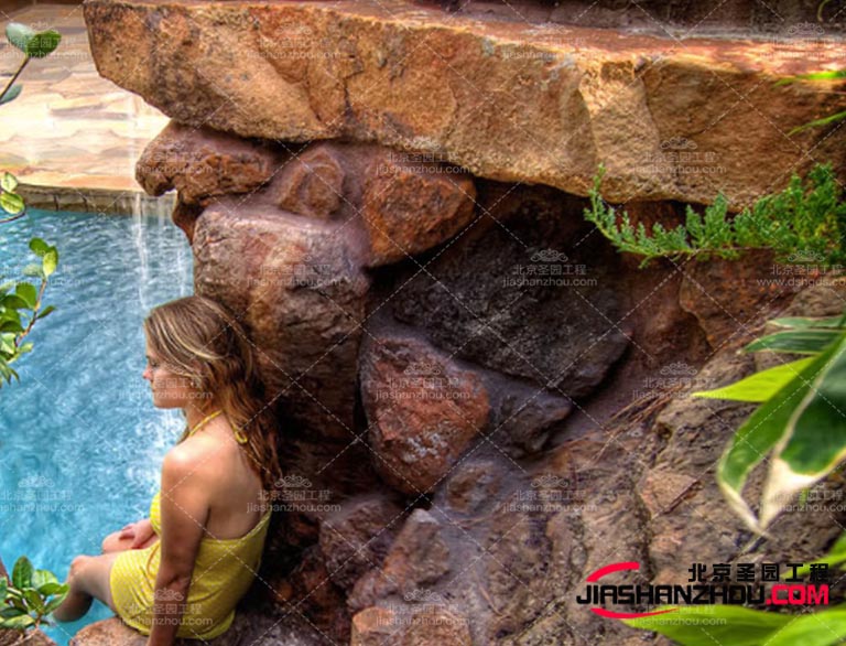 塑石假山的材料通常是人造石，與自然石存在一定的區(qū)別